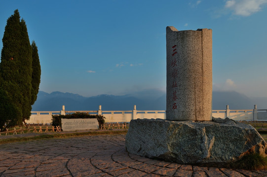 三峡坝址基石