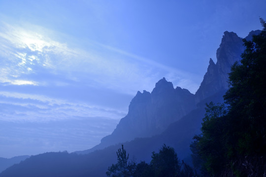 太行山 山峰 高山 夜色 云雾