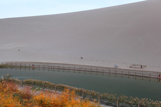 甘肃敦煌鸣沙山月牙泉