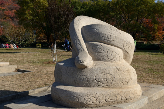 蟒山森林公园生肖石雕