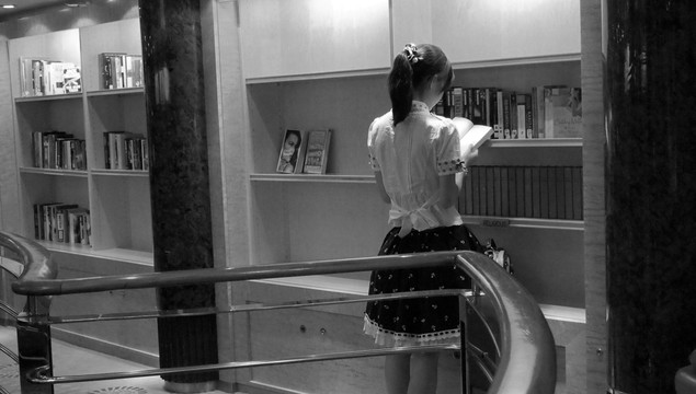 少女走进游轮上的图书馆