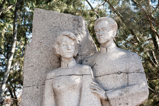 陶然亭公园的高君宇和石评梅雕像