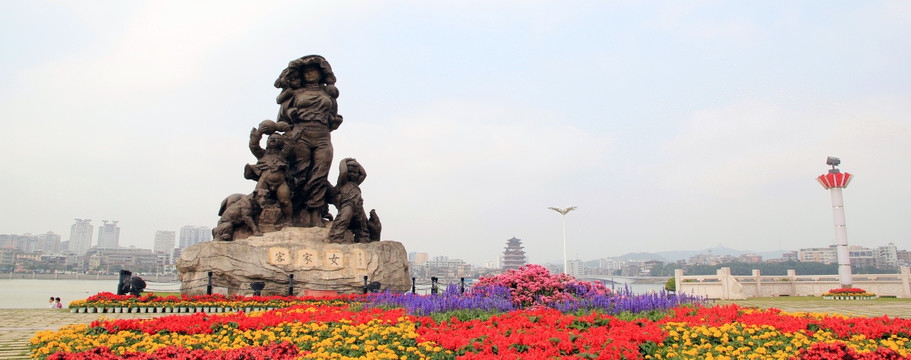惠州市东江公园客家女雕像