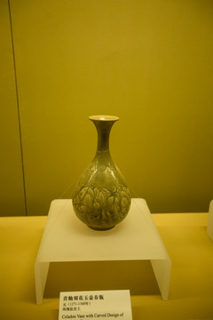 青釉刻花玉壶春瓶