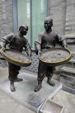 北京大栅栏筛茶叶雕塑