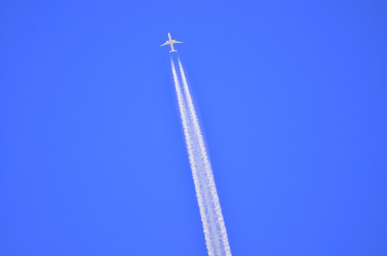 蓝天上的飞机