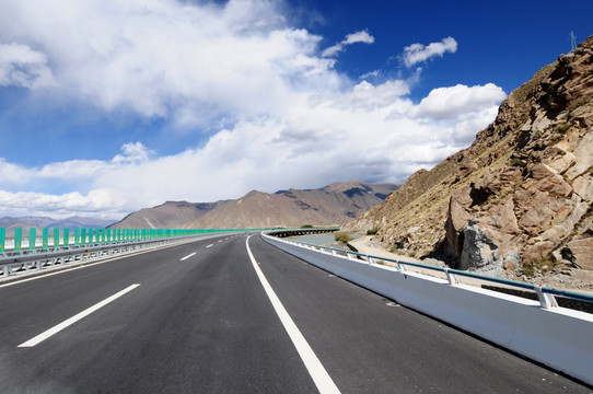 西藏的高速公路