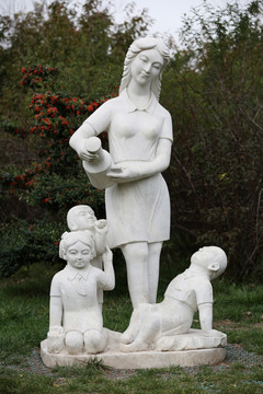 母亲和孩子石雕