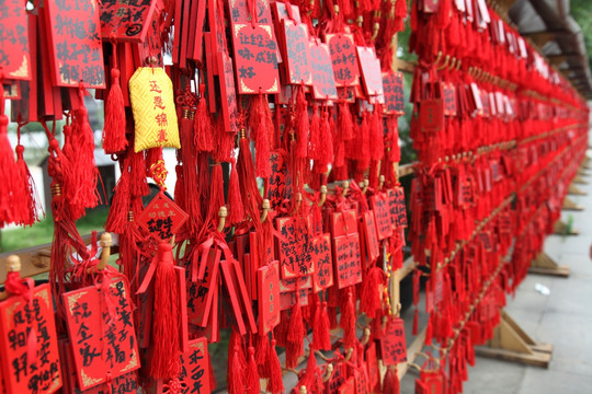 武汉归元寺红色祈福墙