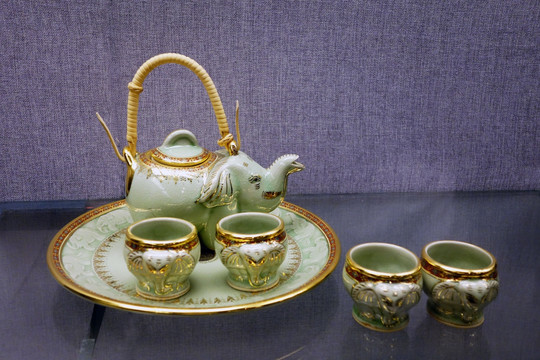 象形青瓷茶具