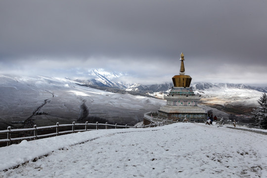 卓尔山雪景 民族团结祥和塔