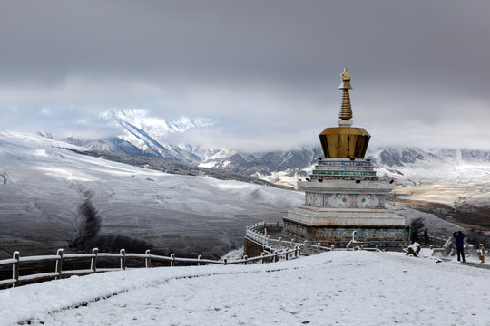 卓尔山雪景 民族团结祥和塔