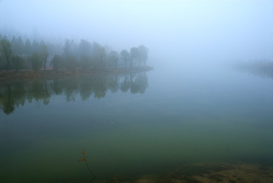 河畔晨雾