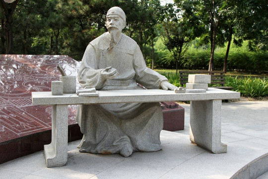 于成龙雕像