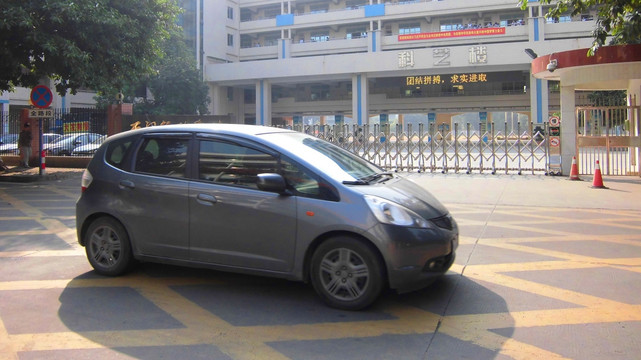 灰色小车
