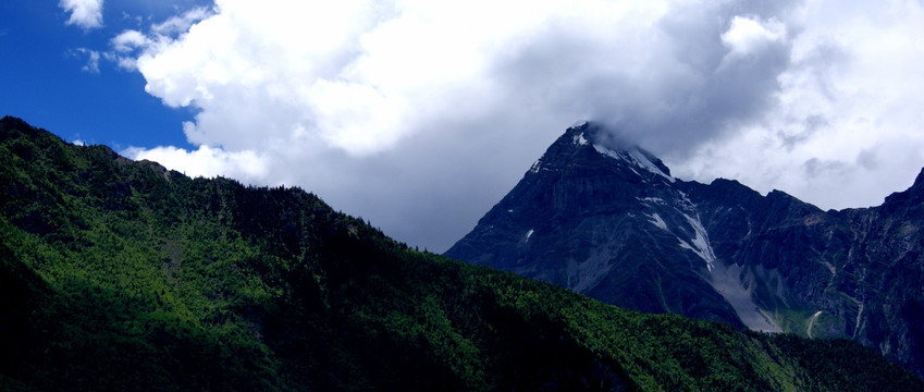 青藏高原深入白云的高山