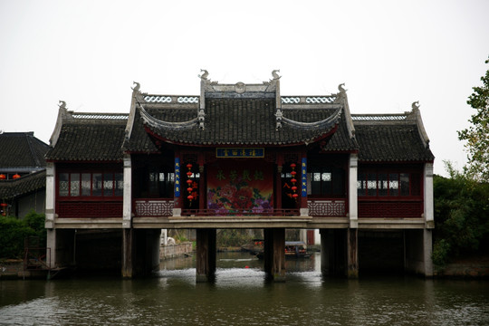西塘古镇中的水上古戏台