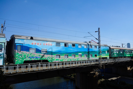 通过铁路桥的丽江号旅游列车