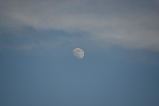 有月亮蓝天白云天空背景素材