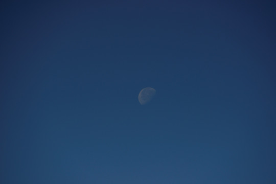 有月亮蓝天白云天空背景素材