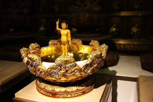 江南铜屋中的佛祖铜像