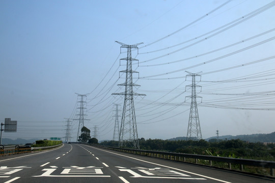 公路与高压线架