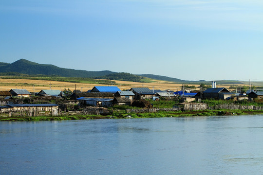 河畔小村