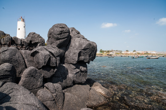 黑色火山石与灯塔 渔港