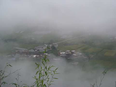 云雾中的村庄
