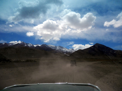 西藏风光 青扒岗陇雪山下的路