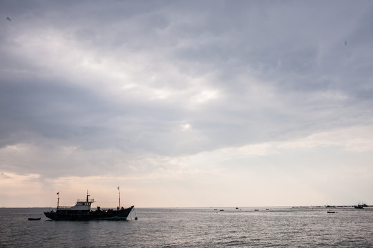 海面上行驶的渔船 天空 浓云