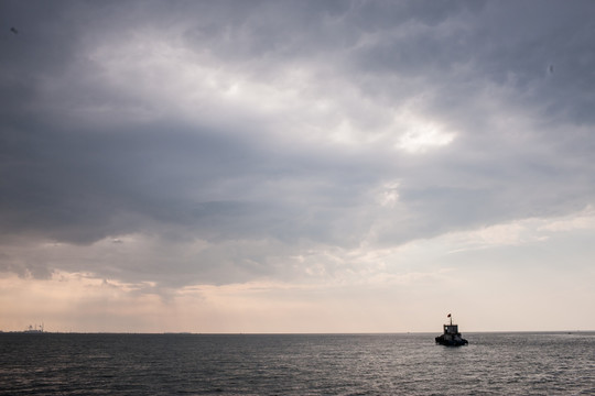 海面上行驶的渔船 天空 浓云