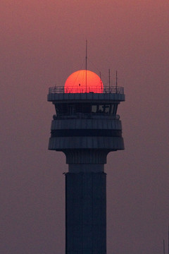 夕阳下的机场塔台