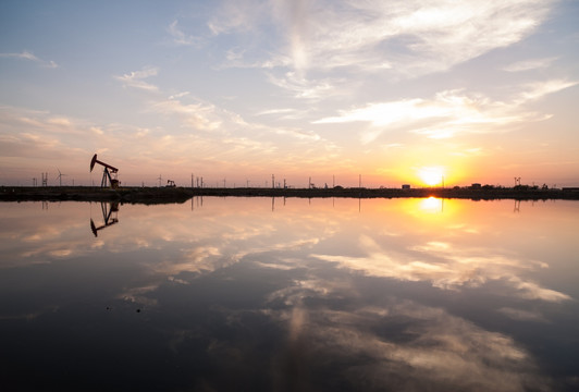 水边的抽油机 夕阳 倒影