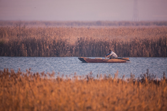 湿地里划船的渔民