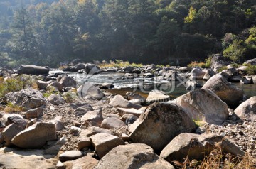 石头 河床 水流