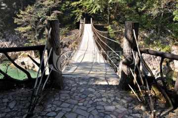水上木质吊桥