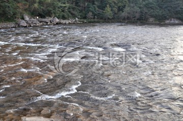 一滩水流