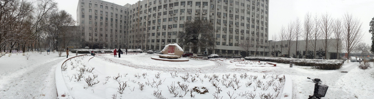 首都师范大学雪景教学楼