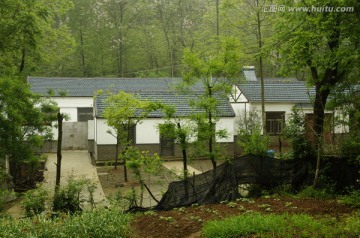 清明时节雨中山村