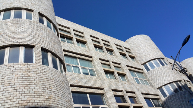蓝天下的建筑外墙