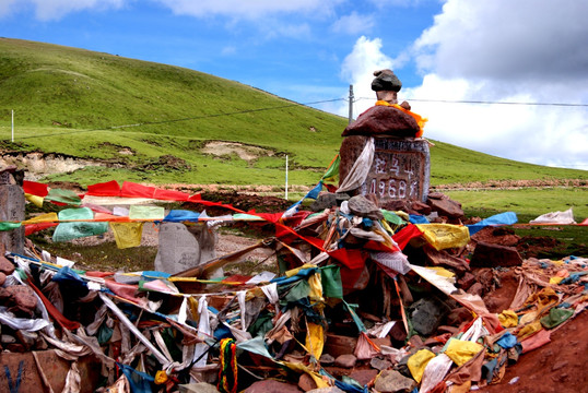 西藏拉乌山垭口标志