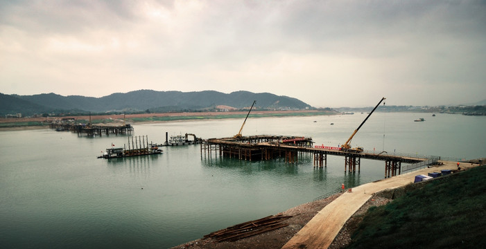 桥梁河流