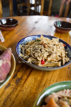 腩肉炒竹笋 餐桌上的美食