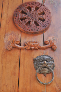 木门上的雕刻 门环