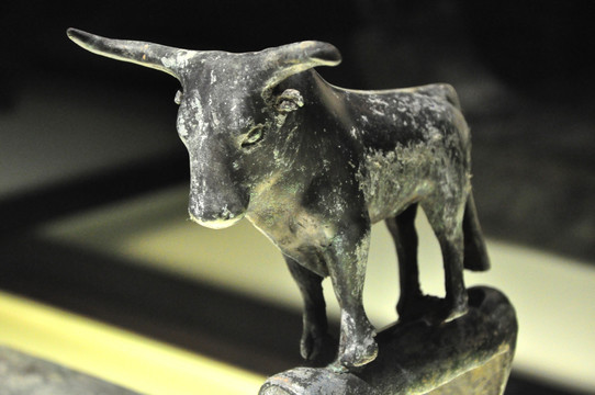 青铜器 古董 神兽 牛 文物