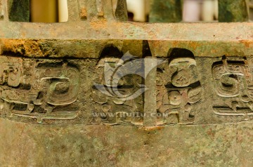 青铜器饕餮纹饰 商代子龙鼎