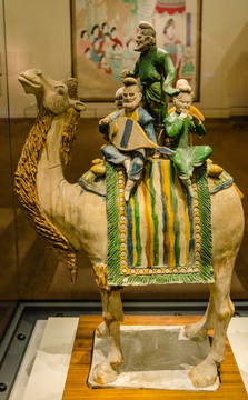 唐代三彩骆驼骑唱俑 胡人乐俑