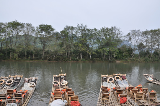 水边停泊的竹筏 船