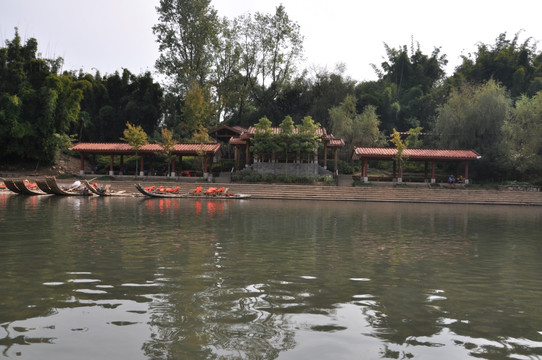 九曲溪岸边的竹筏和建筑